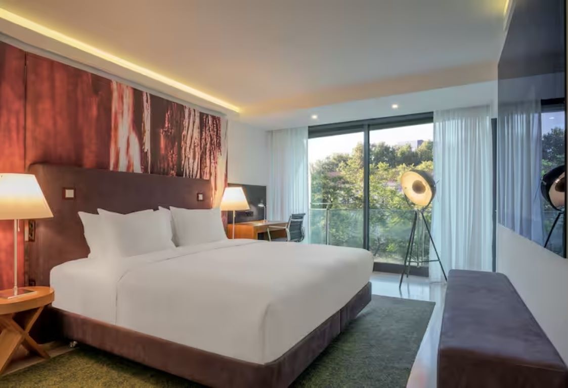 DoubleTree by Hilton Hotel Lisbon Fontana Park-King Deluxe Room.jpg