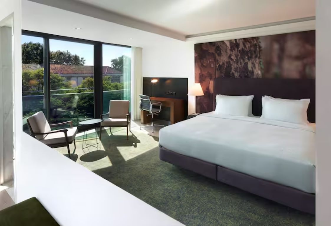 DoubleTree by Hilton Hotel Lisbon Fontana Park-King Family Room.jpg