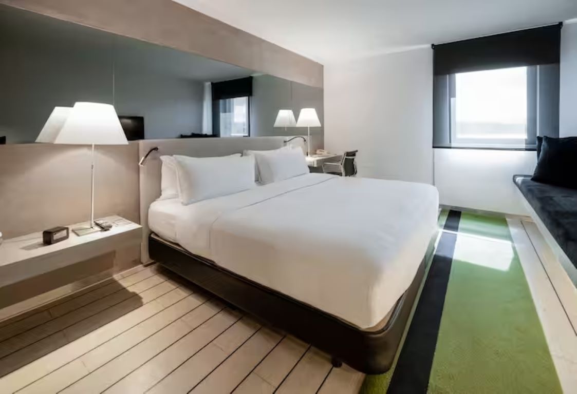 DoubleTree by Hilton Hotel Lisbon Fontana Park-King Guest room.jpg