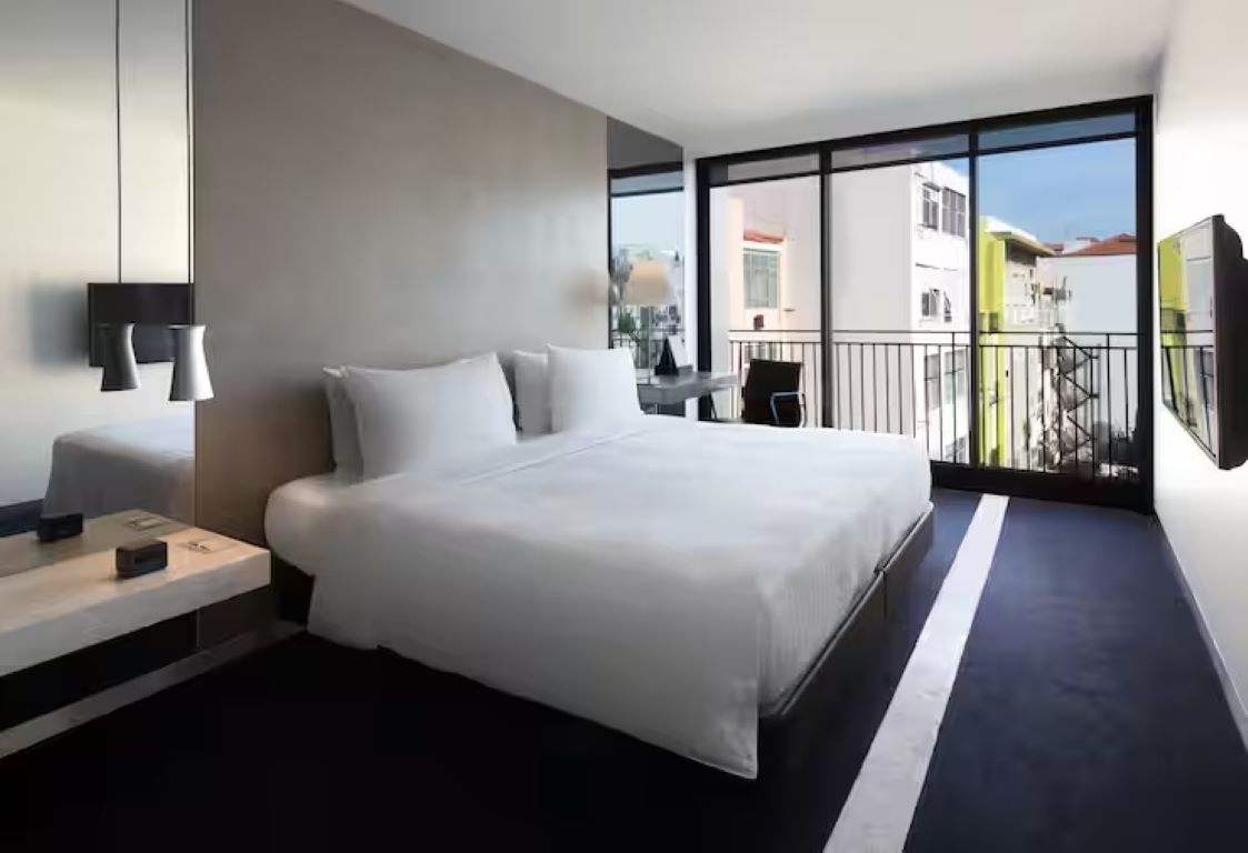 DoubleTree by Hilton Hotel Lisbon Fontana Park-King Patio View Room Balcony.jpg
