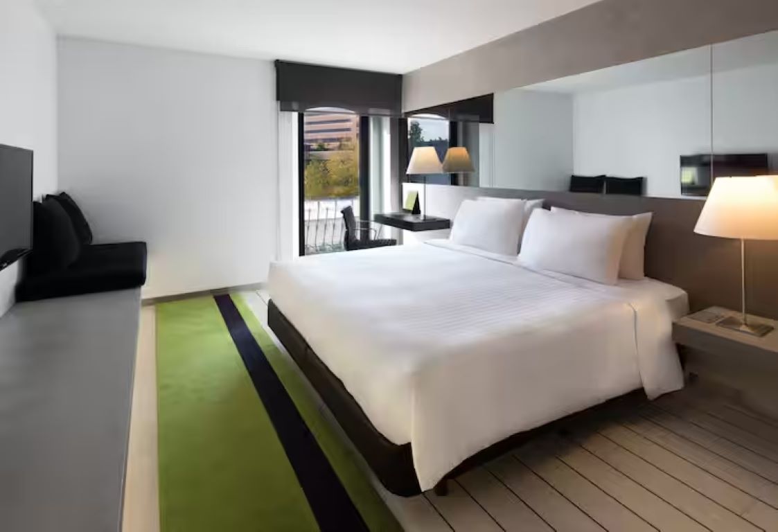 DoubleTree by Hilton Hotel Lisbon Fontana Park-King Room Street View.jpg