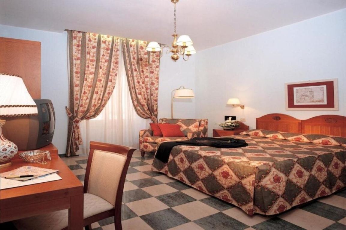 Hotel Aberdeen-Trokrevetna soba.jpg