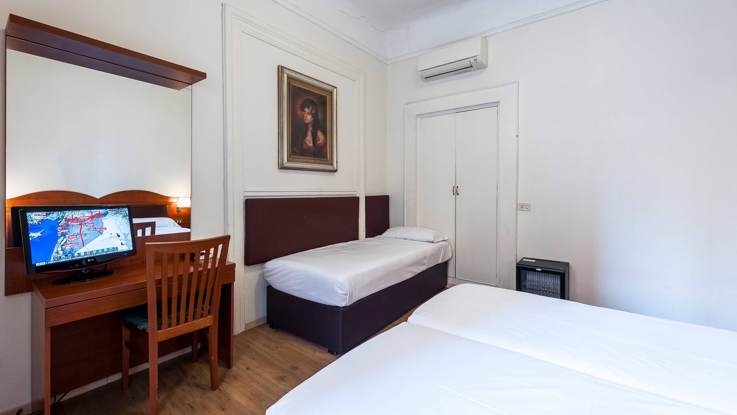 California Hotel-Economy trokrevetna soba.jpg