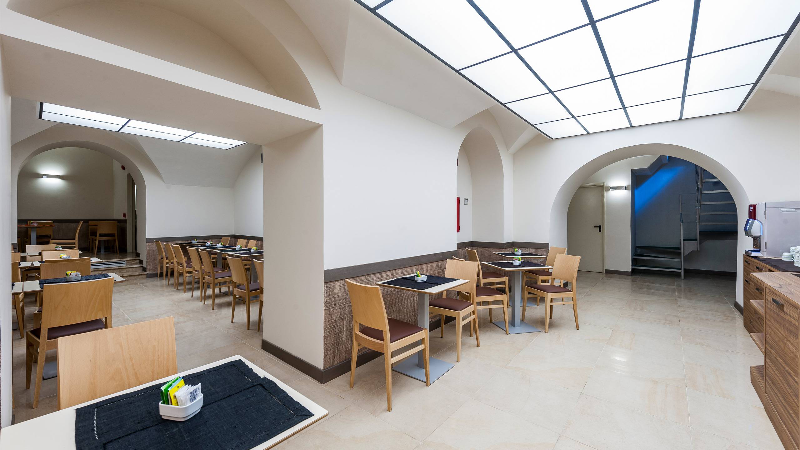 California Hotel-Restoran.jpg
