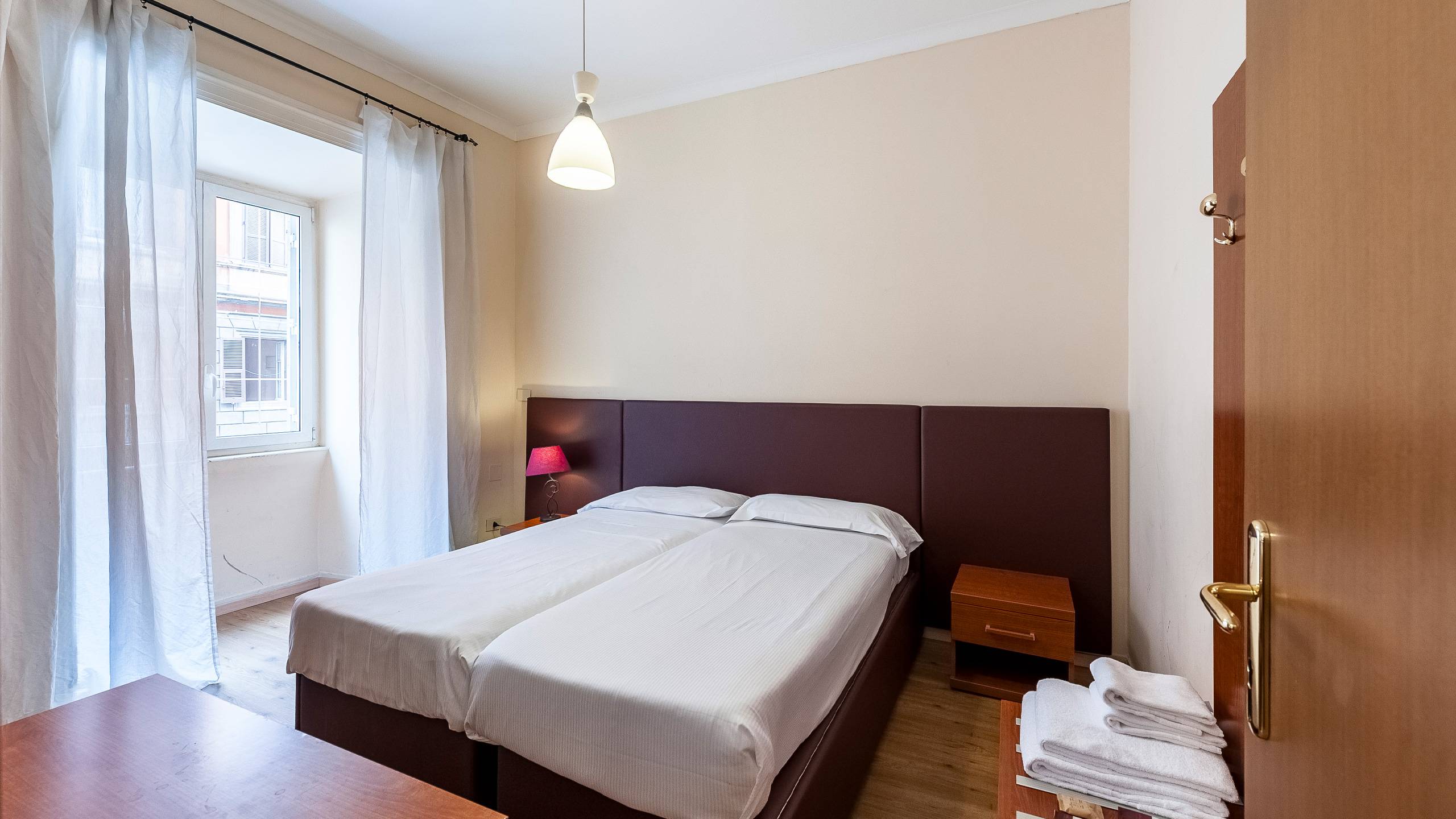 Hotel California-Cetvorokrevetna soba.jpg