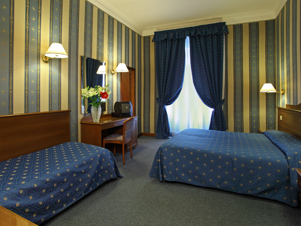 Montecarlo Hotel-Trokrevetna soba.jpg