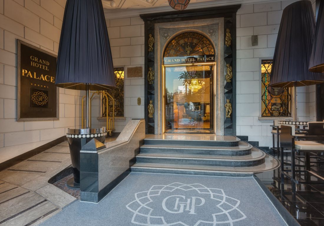 Grand Hotel Palace-Ulaz u hotel.jpg