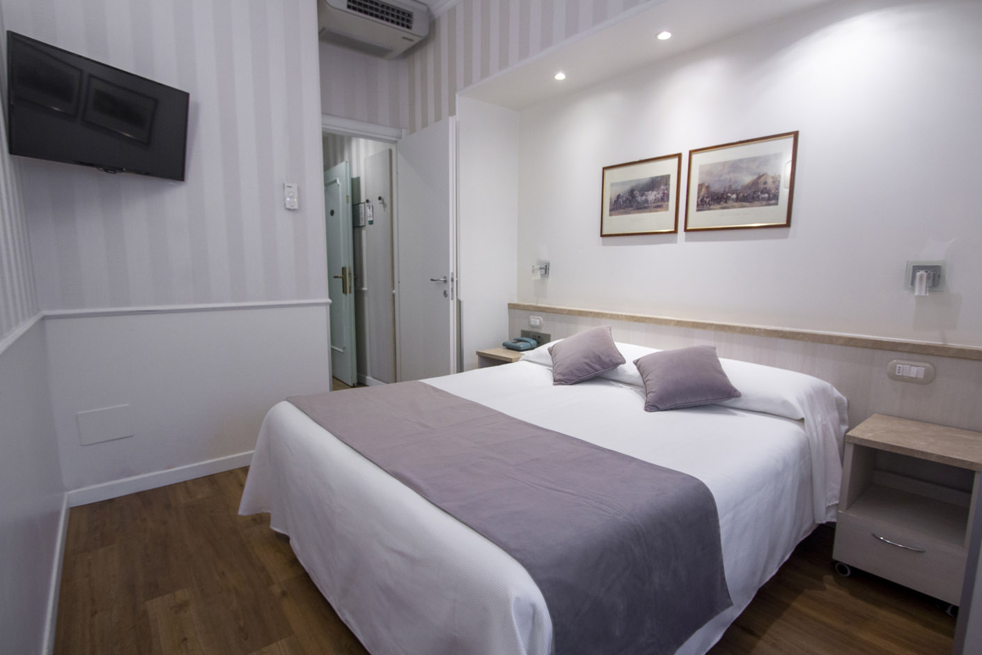 Hotel Flora-Standardna soba.jpg