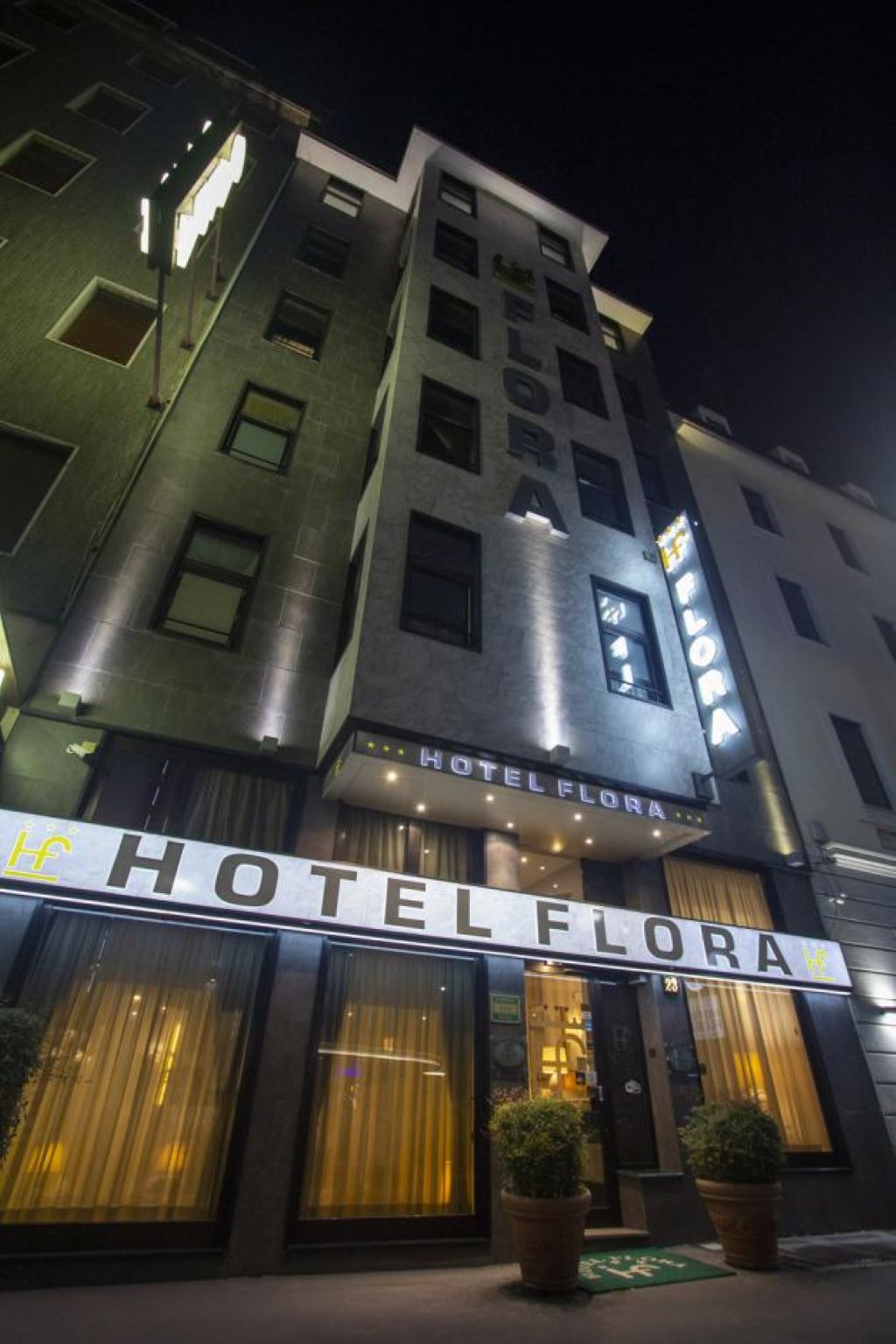 Hotel Flora-Ulaz u hotel.jpg