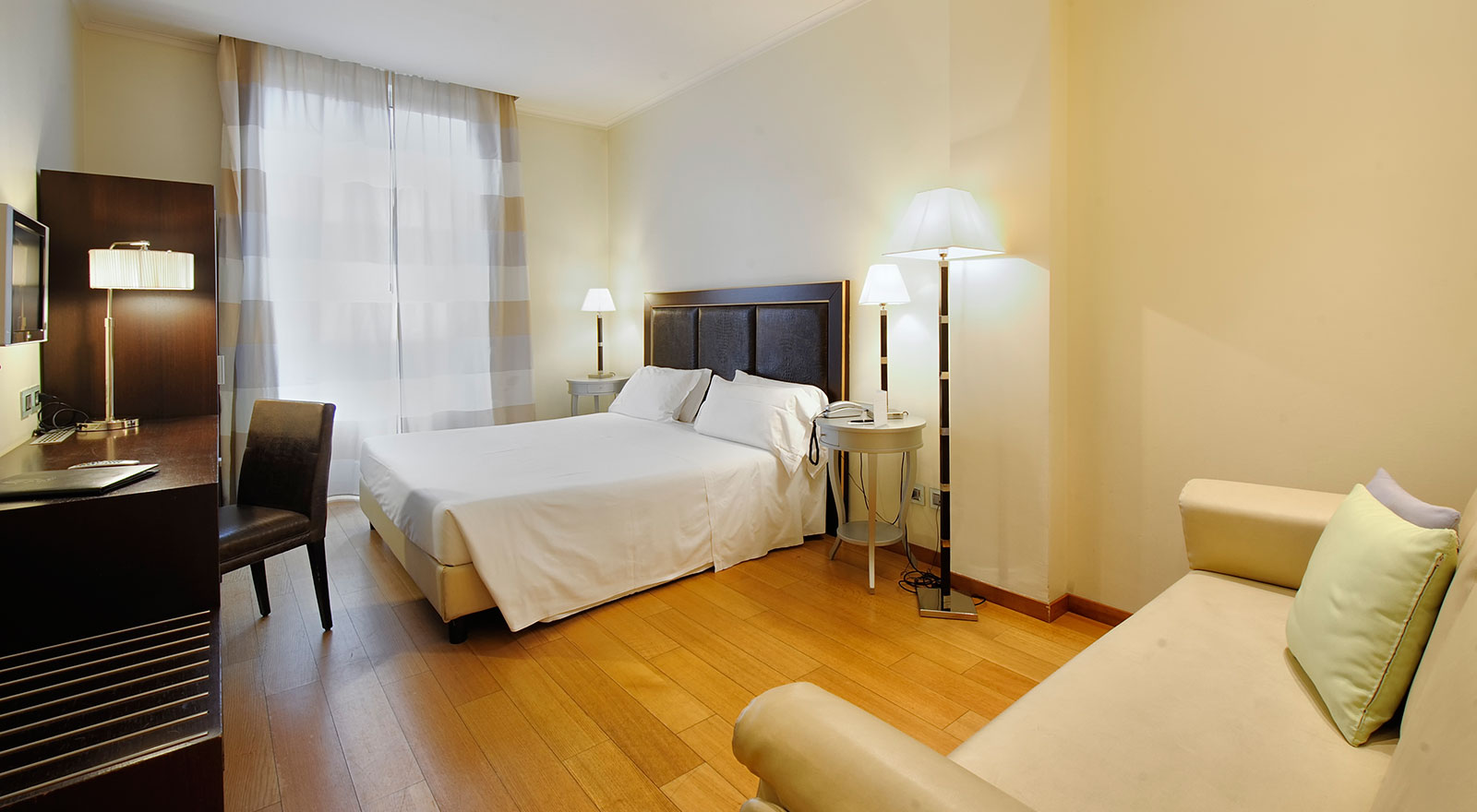 Canada Hotel-Trokrevetna soba.jpg