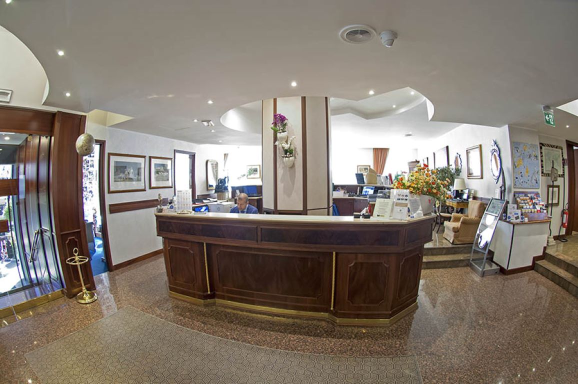 Bristol Hotel-Recepcija.jpg