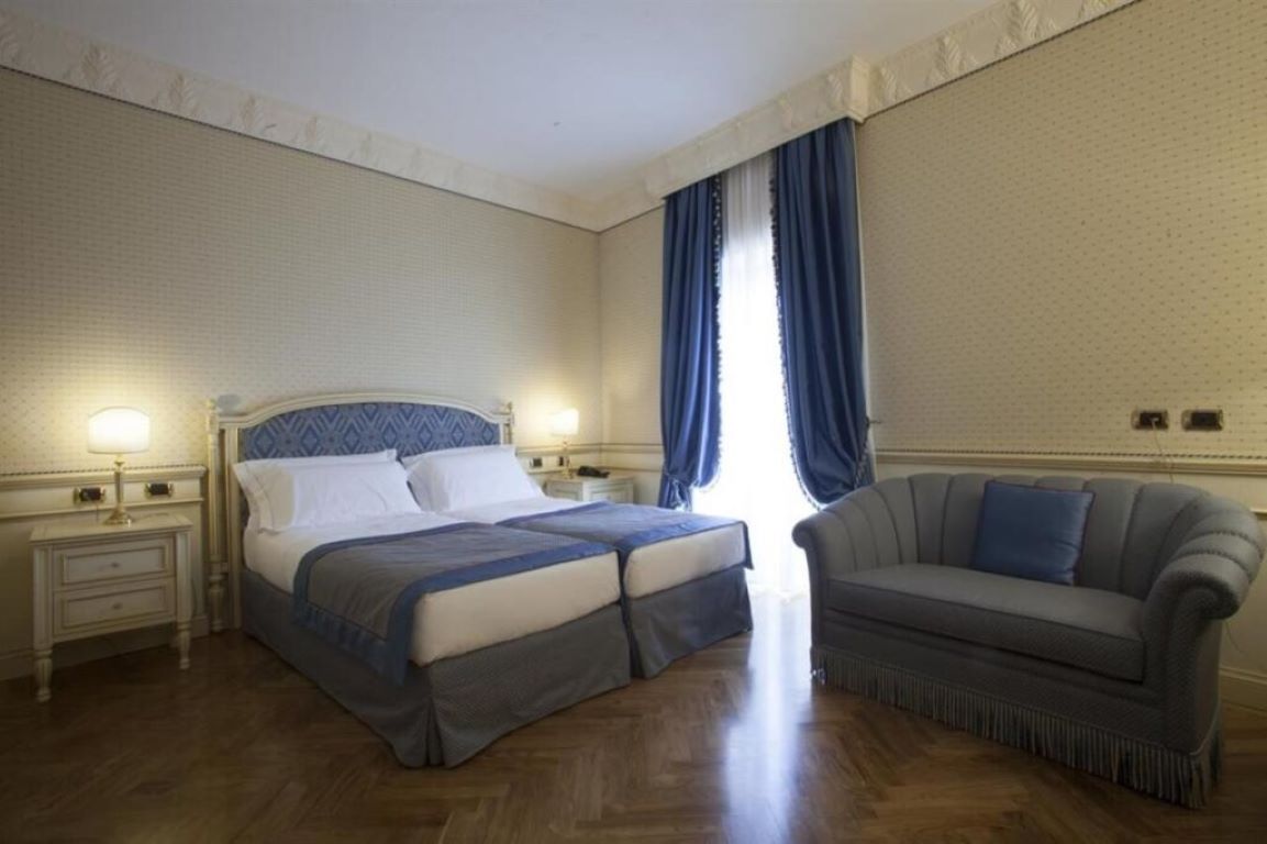 Hotel Marconi-Deluxe trokrevetna soba.jpg