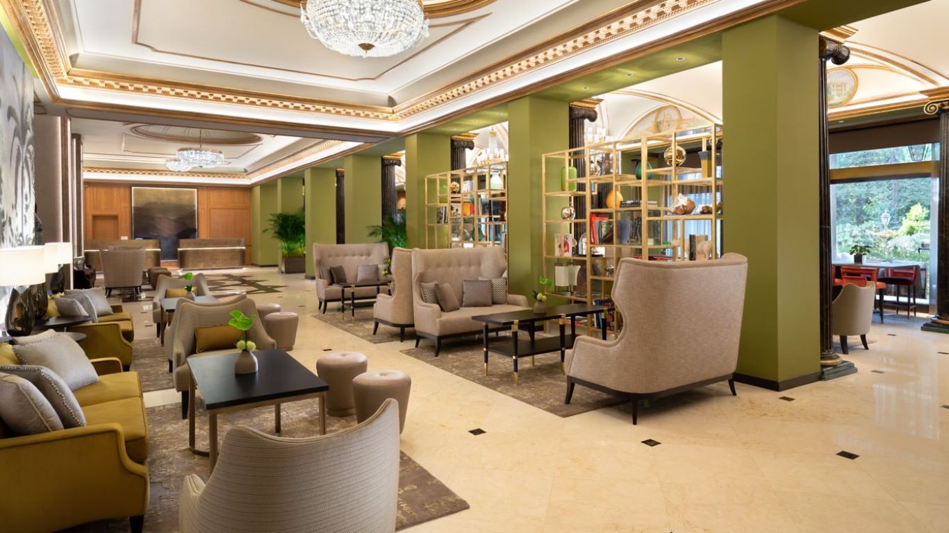 Hotel The Westin Palace-Lobby.jpg