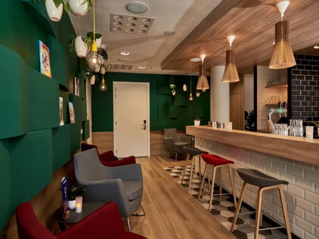 Holiday Inn Express Amsterdam City Hall-Bar.jpg