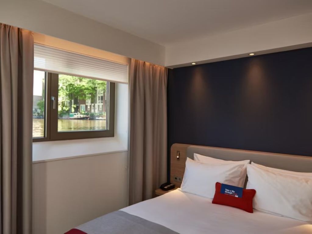 Holiday Inn Express Amsterdam City Hall-Standardna soba pogled kanal.jpg
