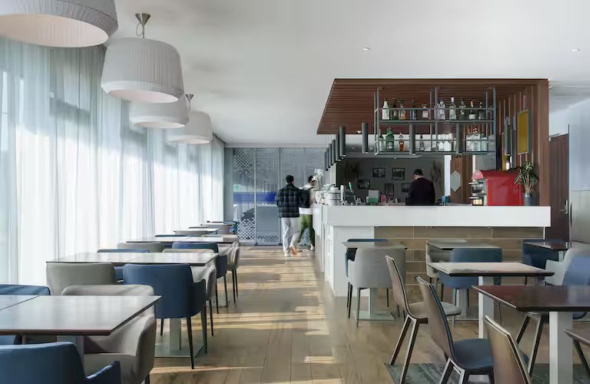 Hampton by Hilton Amsterdam Centre East-Bar.jpg