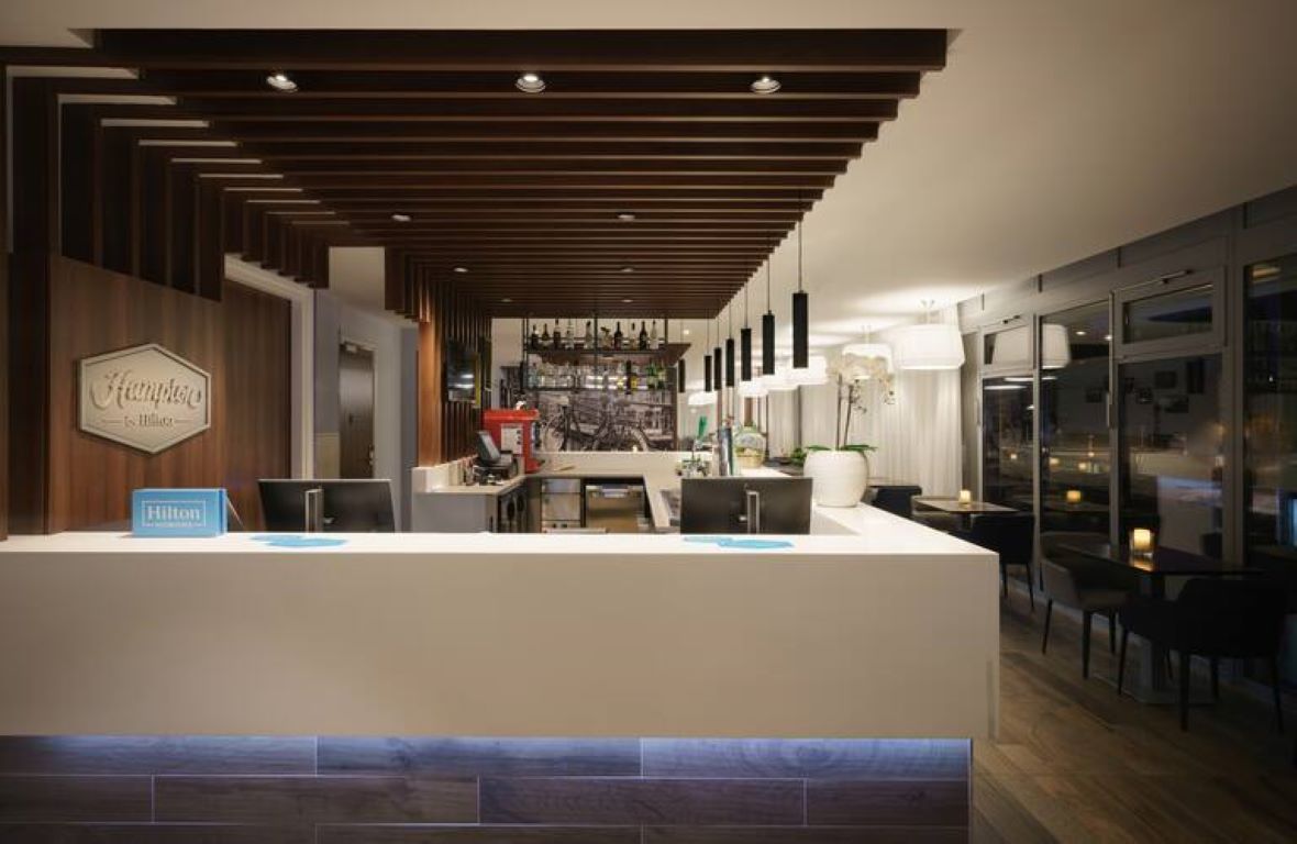Hampton by Hilton Amsterdam Centre East-Recepcija.jpg