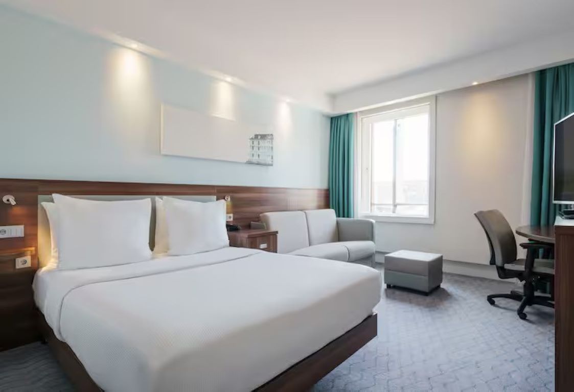 Hampton by Hilton Amsterdam Centre East-Standardna soba sa sofom.jpg