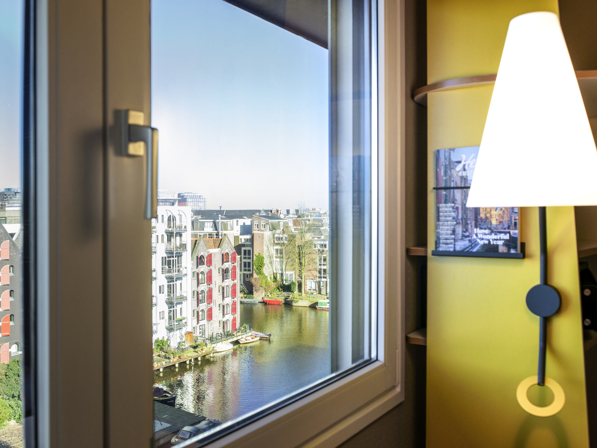 Ibis Amsterdam Centre Stopera-Premium soba pogled kanal.jpg