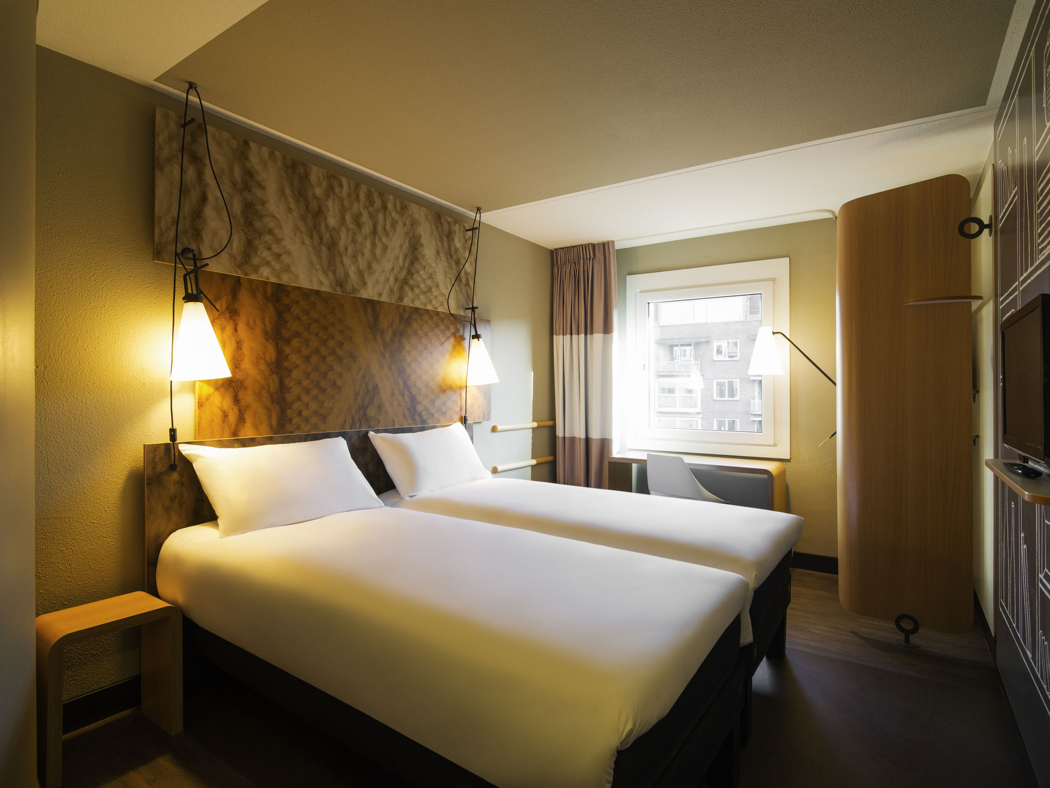 Ibis Amsterdam Centre Stopera-Standardna soba odvojeni lezaki.jpg