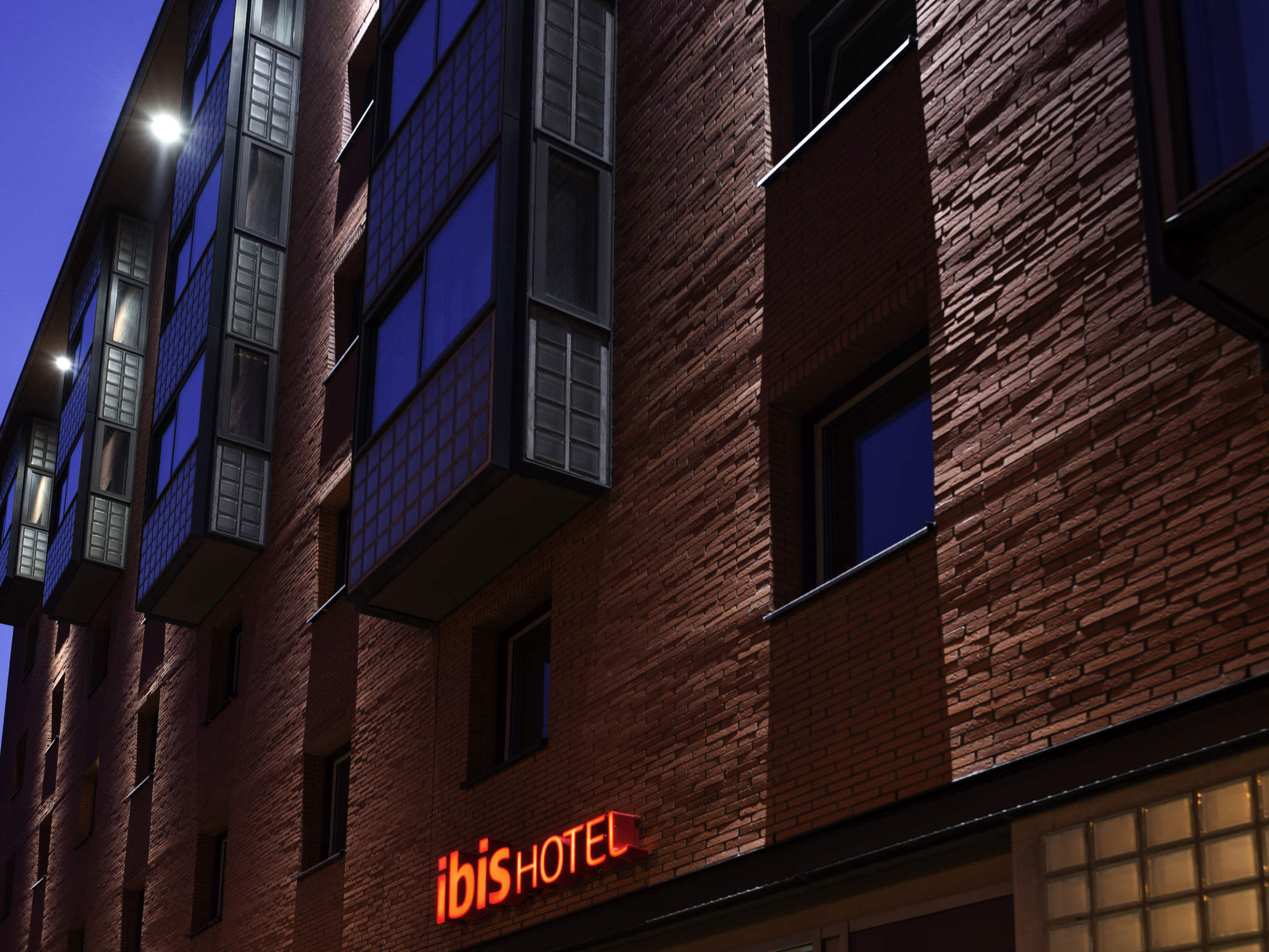 Ibis Amsterdam Centre Stopera-Zgrada hotela.jpg