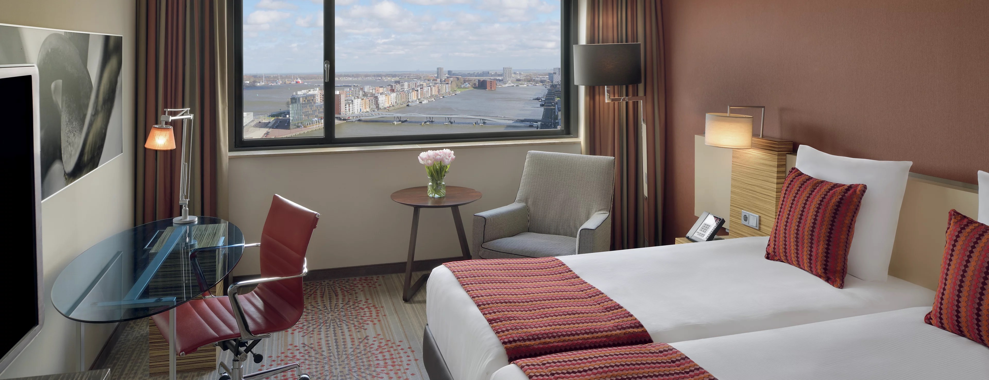 Movenpick Hotel Amsterdam City Centre-Executive View soba.jpg