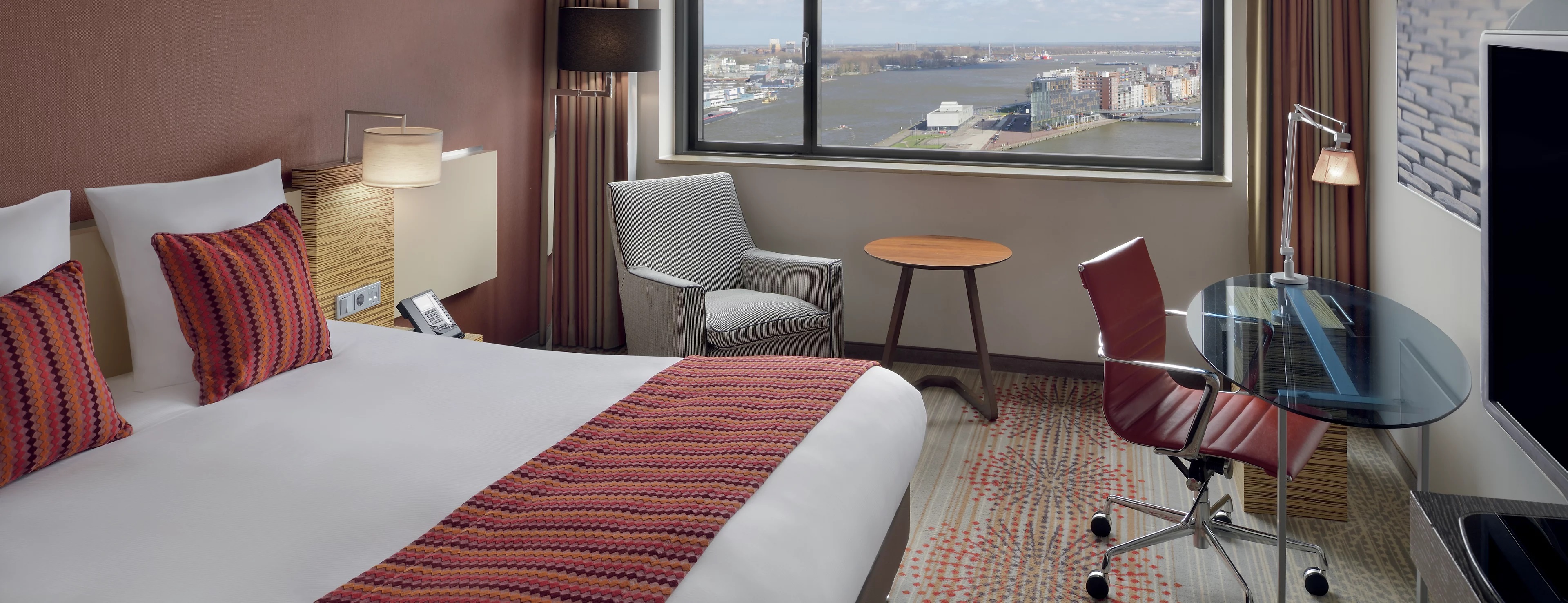 Movenpick Hotel Amsterdam City Centre-Executive soba.jpg
