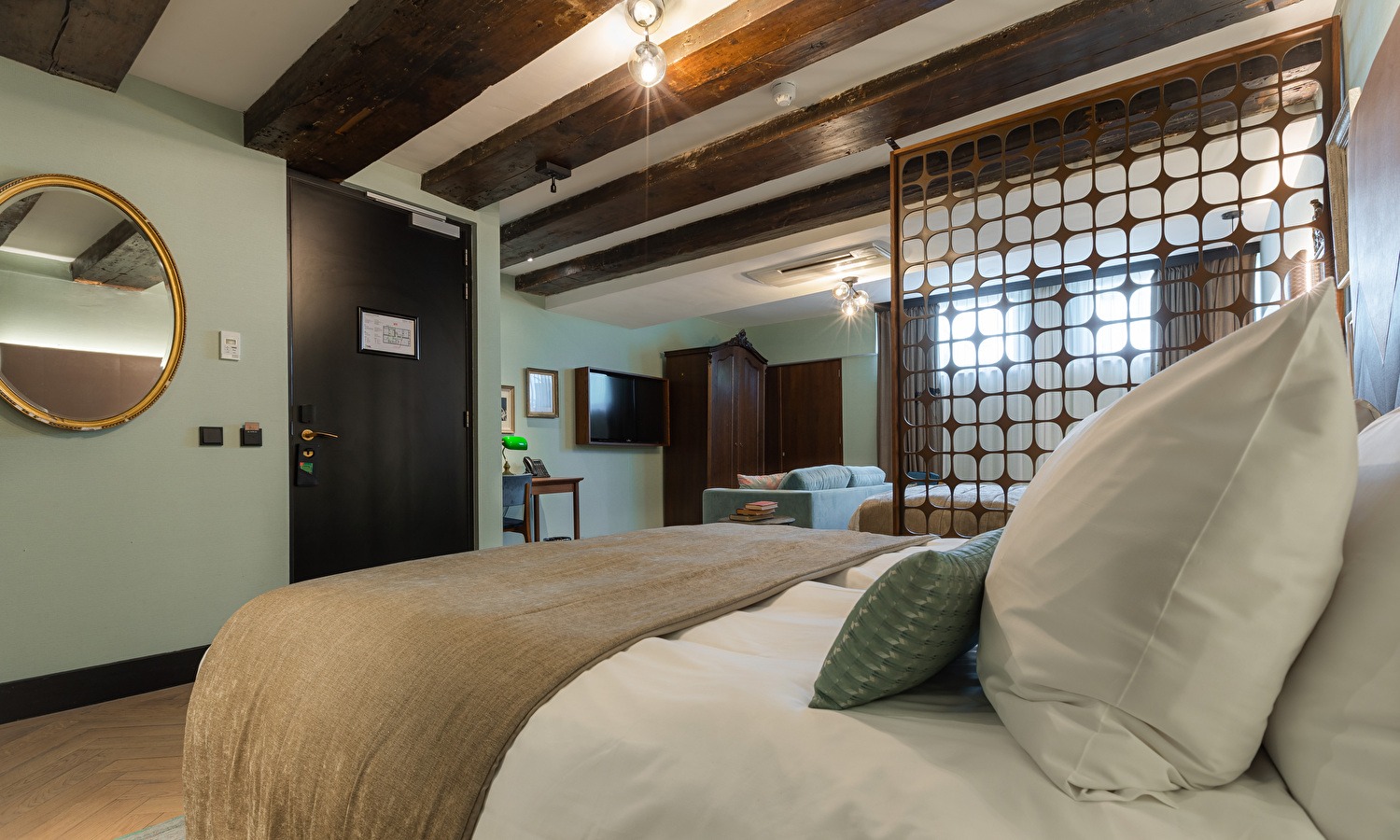 The Hendrick's Hotel-Cetvorokrevetan Suite polupodrum.jpg