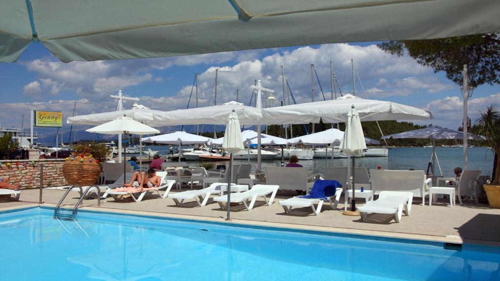 Hotel Nidri Bay bazen.jpg