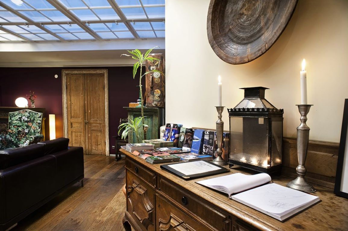 Hotel Hellsten-Lobby.jpg