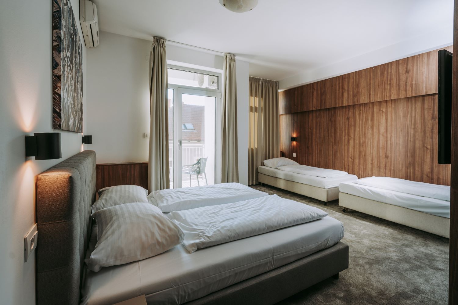 Slisko Hotel-Cetvorokrevetna soba.jpg