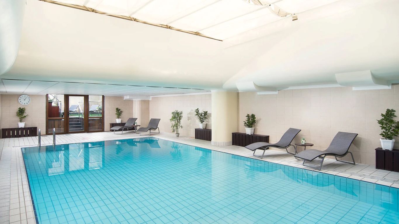 Sheraton Zagreb Hotel-Unutrasnji bazen.jpg