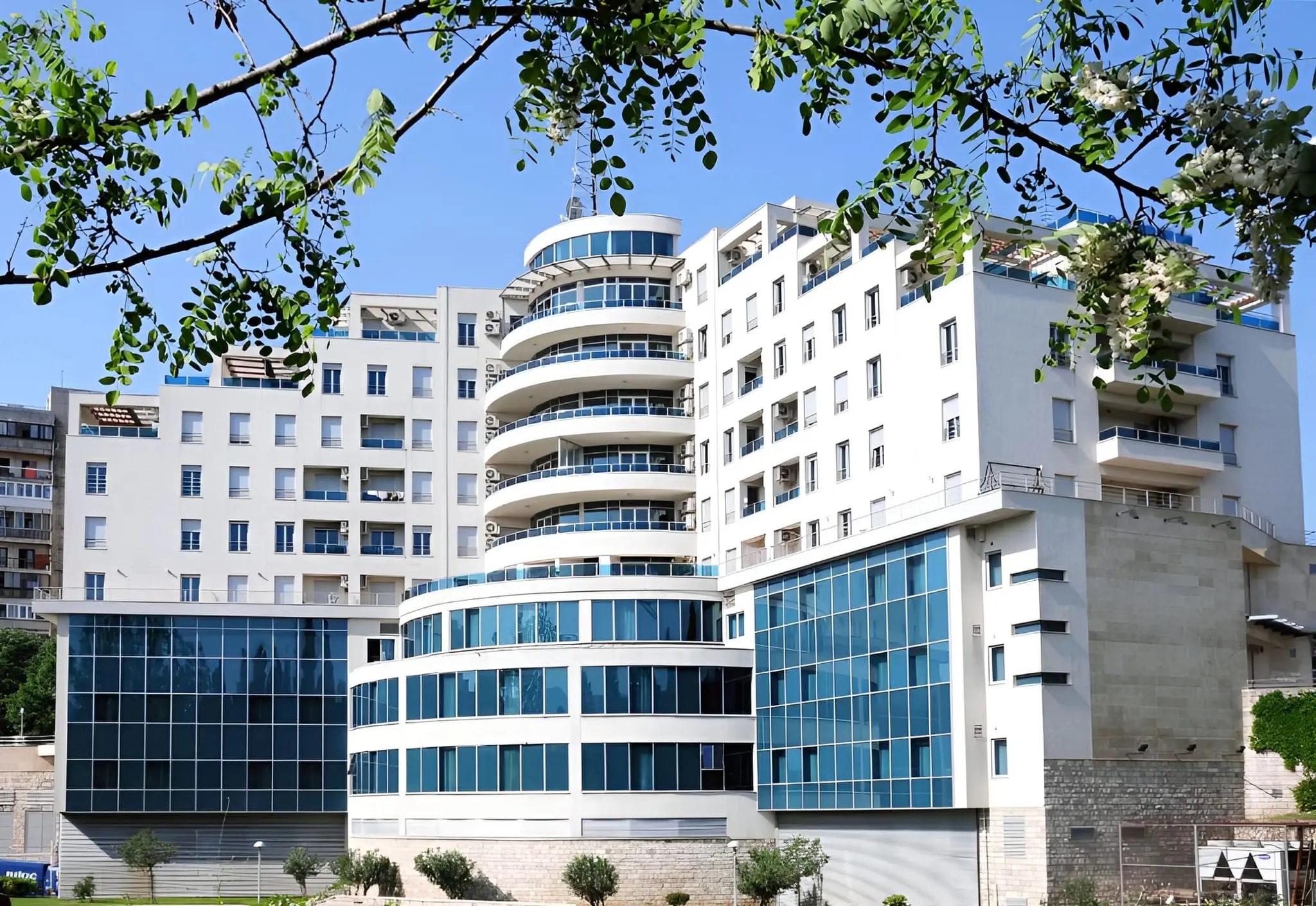 Hotel Kings Park-Hotel spolja.jpg