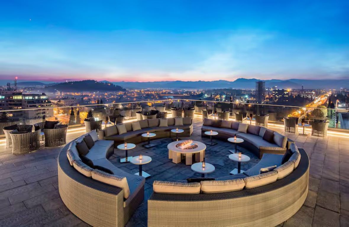 Hilton Podgorica Crna Gora-Bar na krovu.jpg