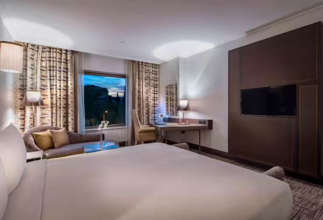 Hilton Podgorica Crna Gora-Guest soba pogled park.jpg