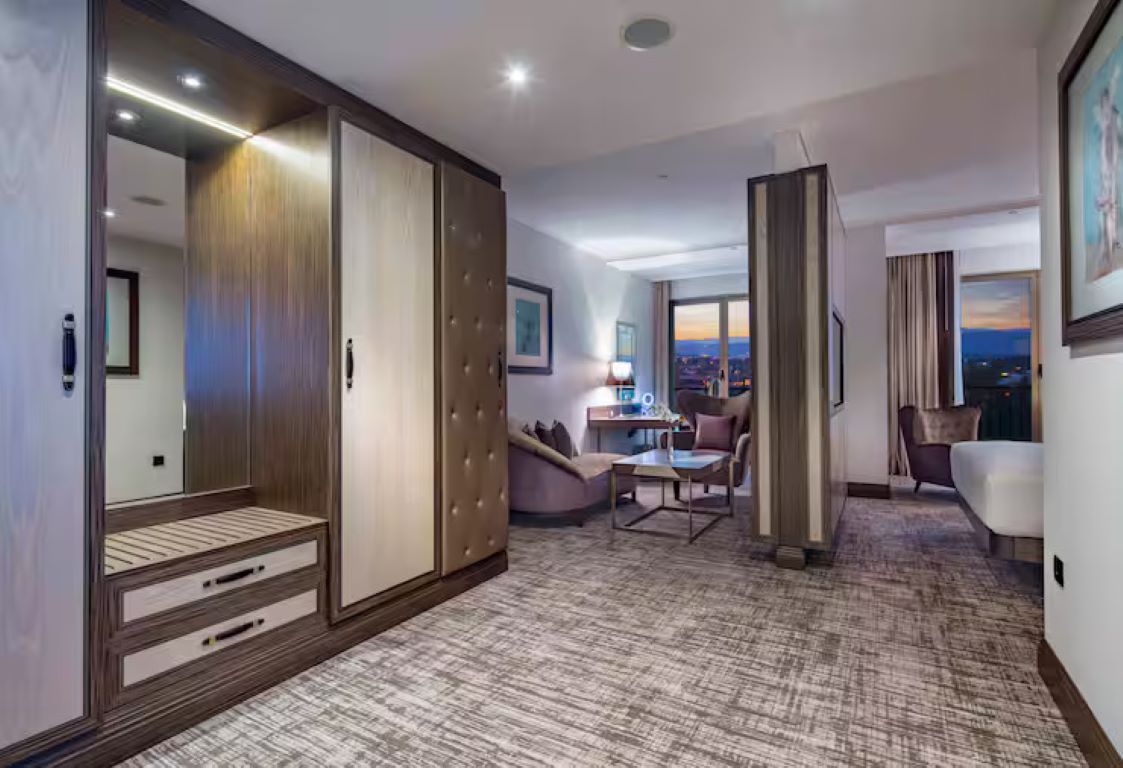 Hilton Podgorica Crna Gora-Junior suite.jpg