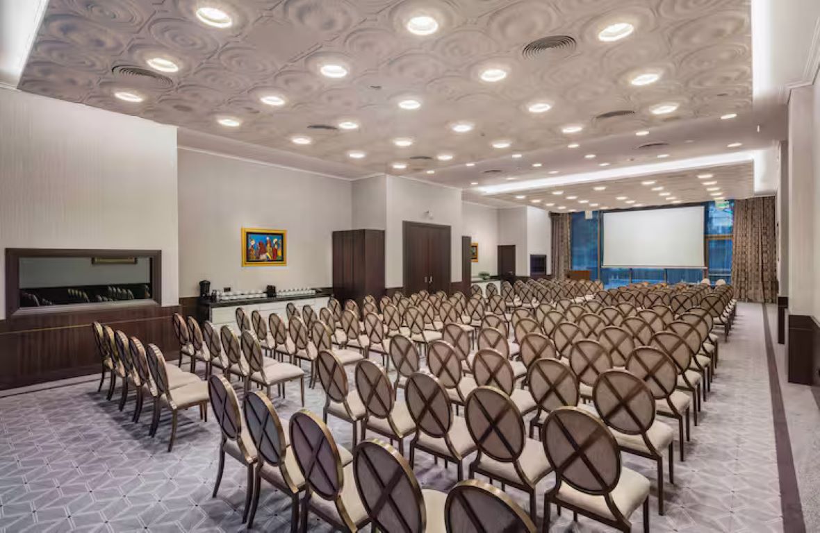 Hilton Podgorica Crna Gora-Kongresna sala.jpg