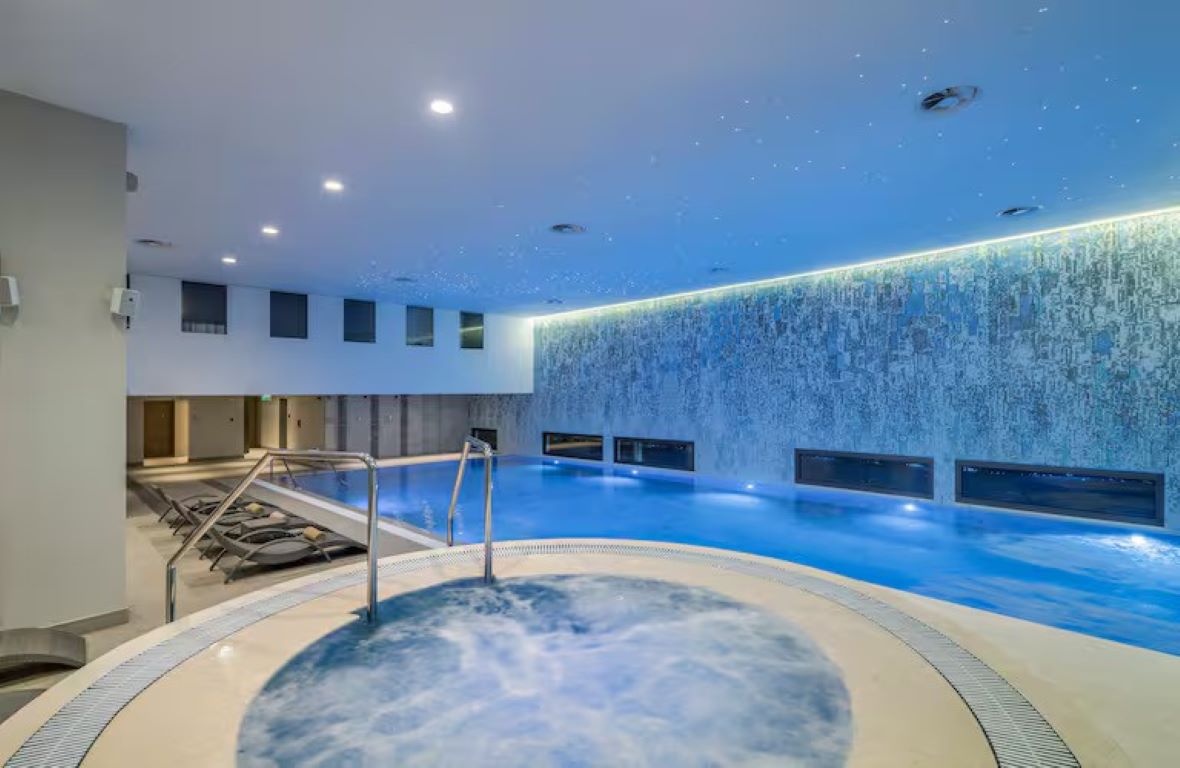 Hilton Podgorica Crna Gora-Unutrasnji bazen.jpg