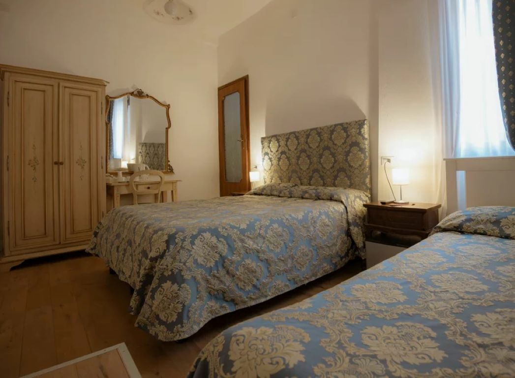 Albergo Casa Peron-Trokrevetna soba sopstveno kupatilo.jpg