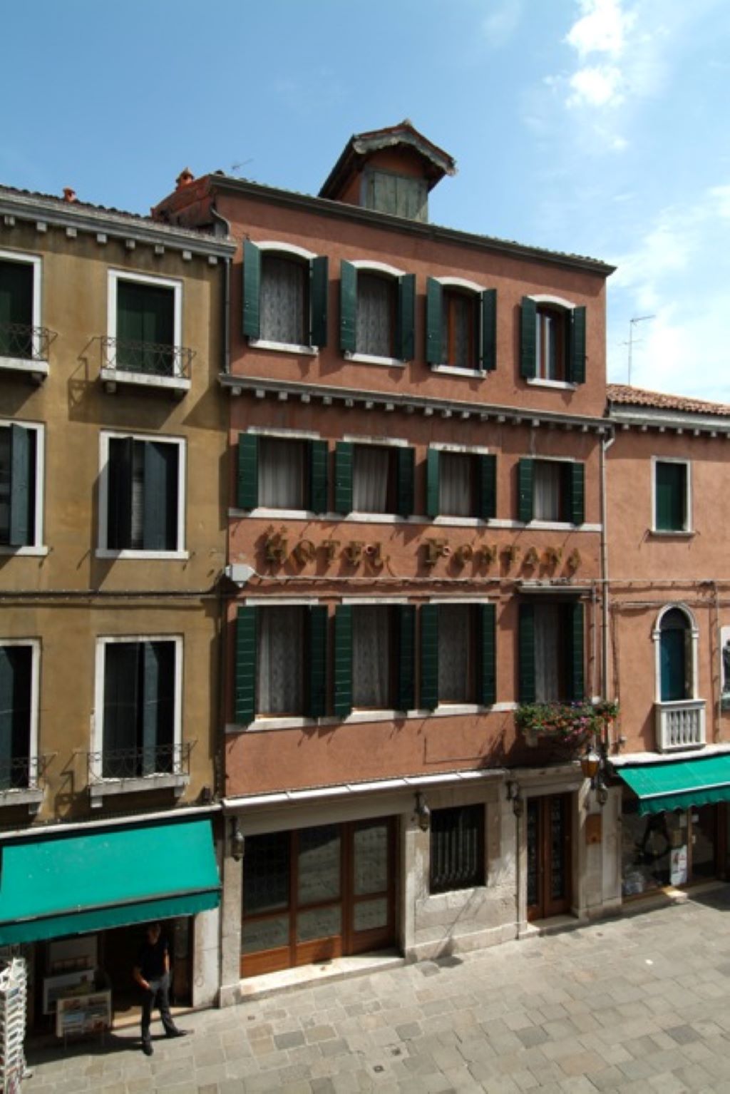 Fontana Hotel-Zgrada hotela.jpg
