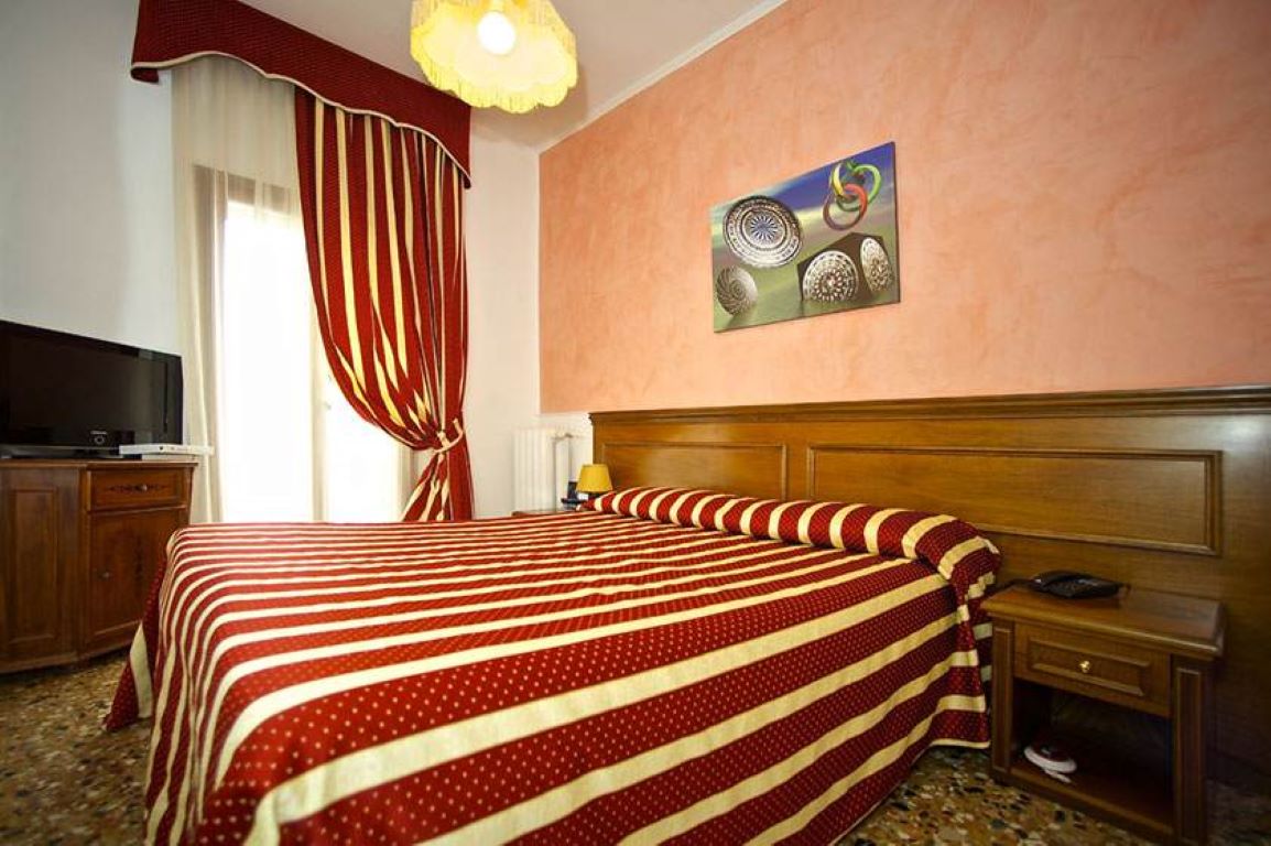 Hotel Fontana-Trokrevetna soba.jpg
