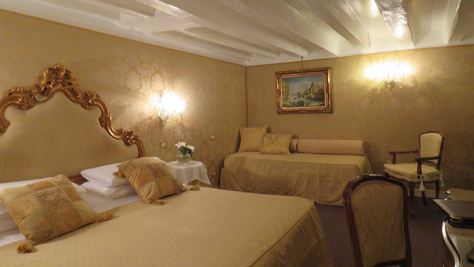 Antico Doge Hotel-Trokrevetna soba.jpg