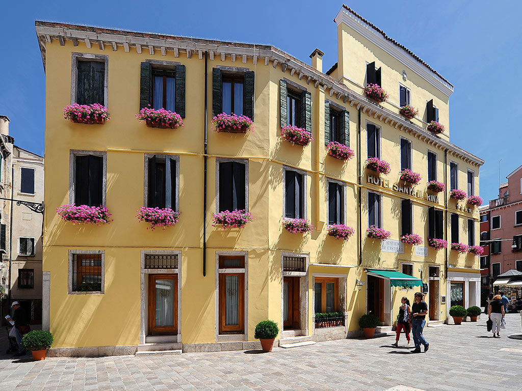 Santa Marina Hotel-Zgrada hotela.jpg