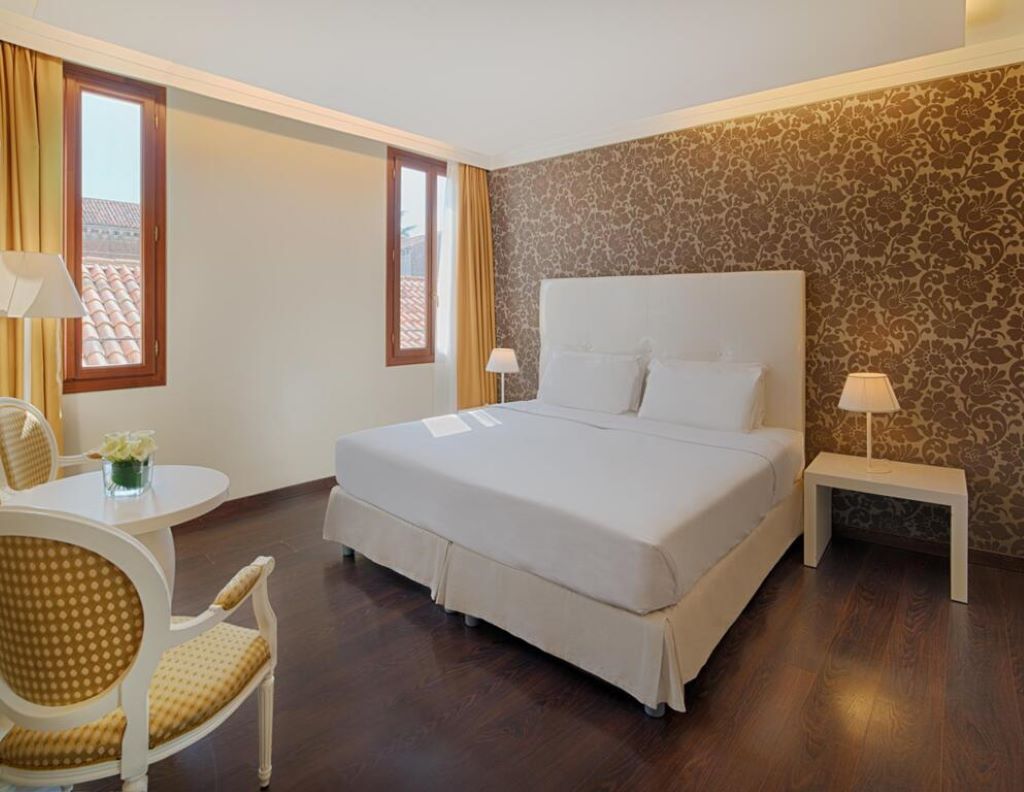 Hotel NH Venezia Santa Lucia-Premium soba.jpg