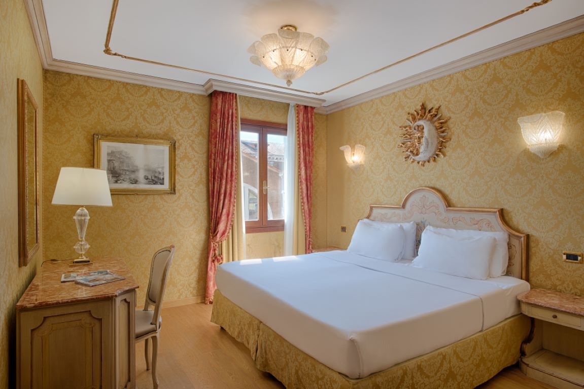 Hotel NH Venezia Santa Lucia-Standardna renovirana soba.jpg