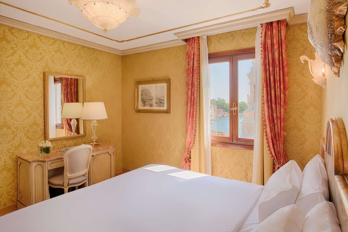 NH Venezia Santa Lucia Hotel-Premium soba pogled kanal.jpg