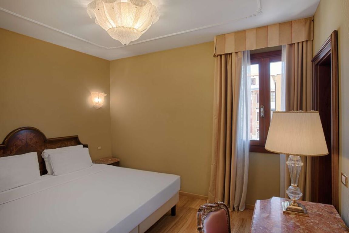 NH Venezia Santa Lucia Hotel-Standardna soba.jpg