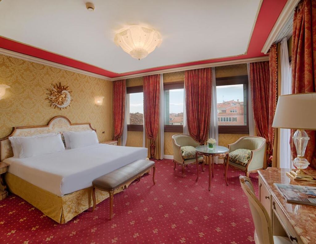 NH Venezia Santa Lucia Hotel-Superior soba sa pogledom.jpg