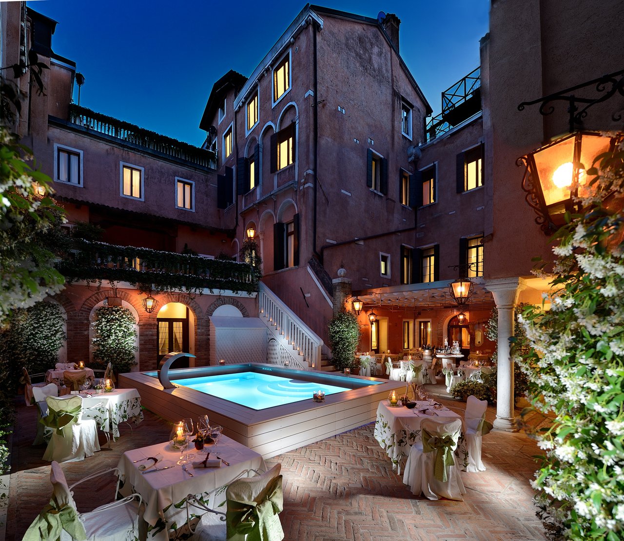 Giorgione Hotel-Bazen nocu.jpg