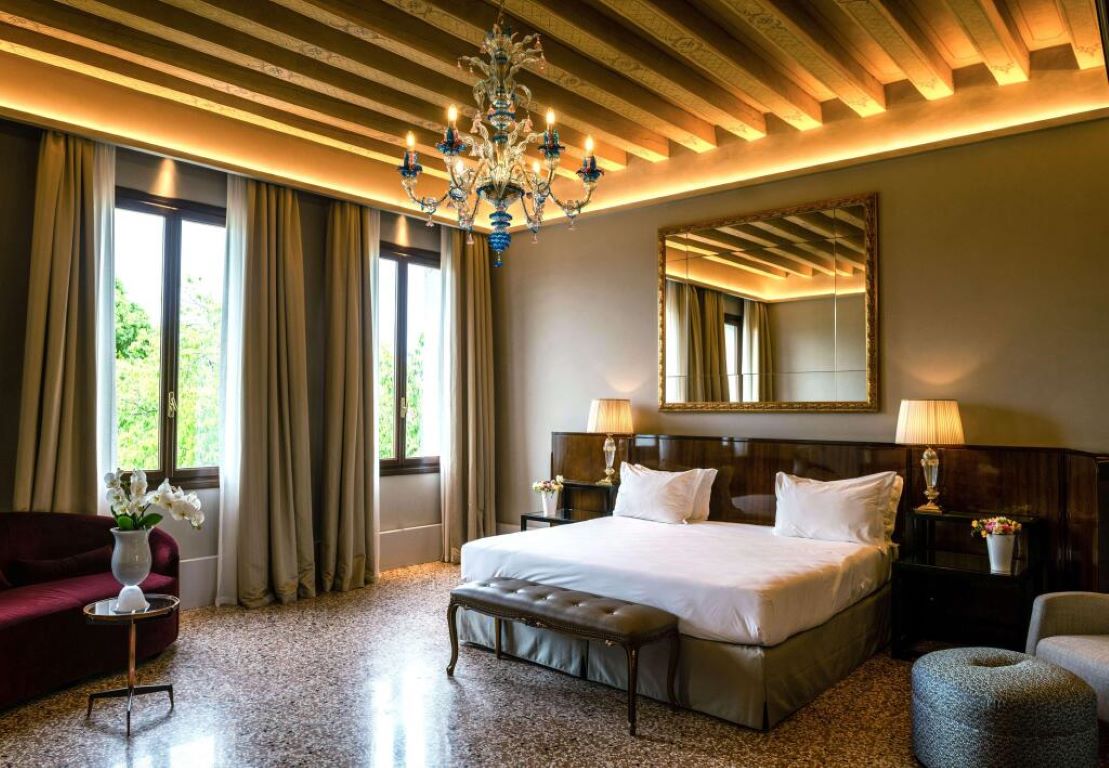 NH Collection Venezia Grand Hotel Palazzo dei Dogi-Deluxe soba.jpg